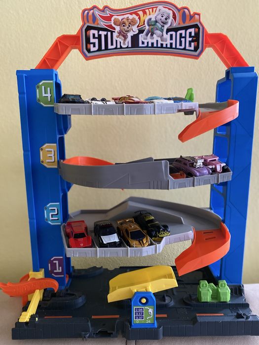 Гараж с 12 коли на хот уилс