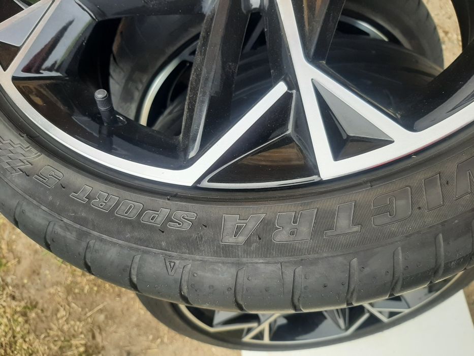 Продам шины 225/40/18 максис спорт.