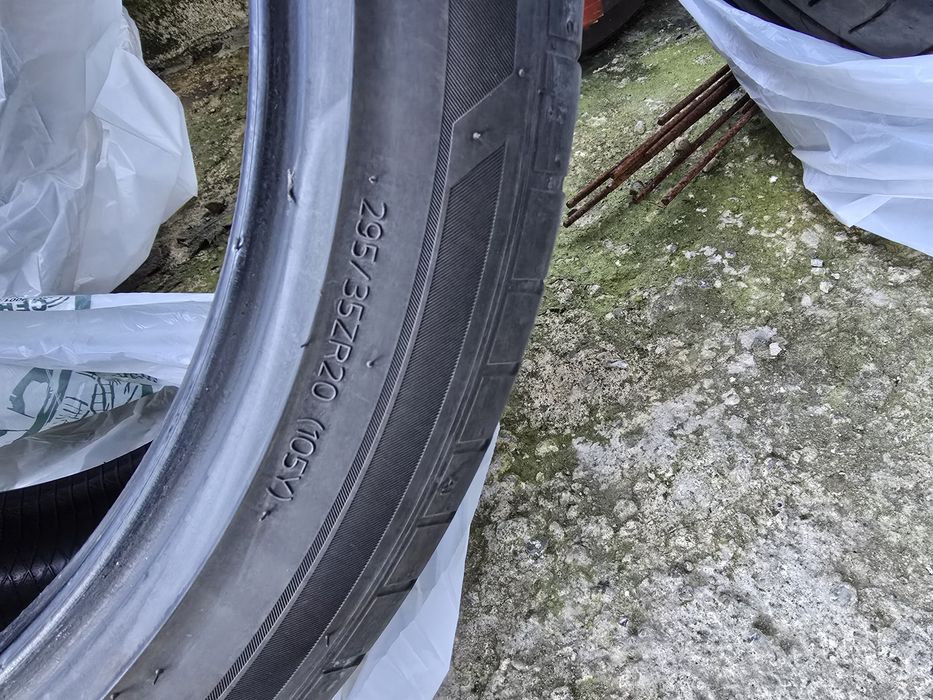 Vand anvelope pe 2 dimensiuni 295 35 20 si 255 40 20