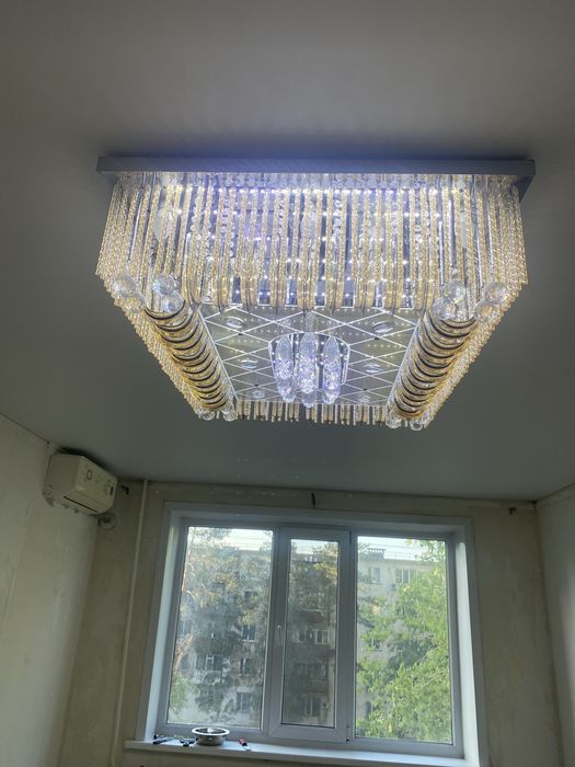 Продажа люстр, рабочие.