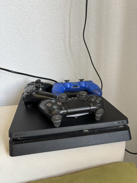 Ps4 в много добра кондиция  с 3 джойстика