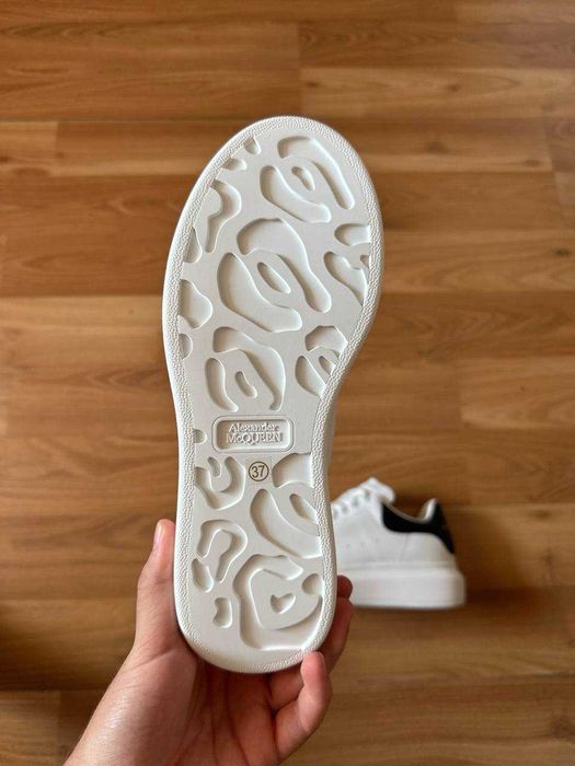 Sneakers Alexander McQueen cu eticheta (nu Nike, Gucci, Adidas, Balenciaga)