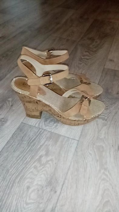 Продам босоножки