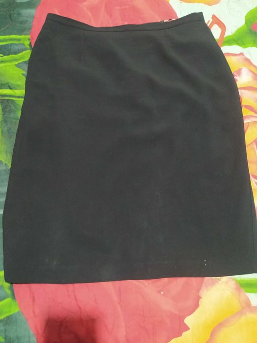 Qora taytlarda yubka ostida