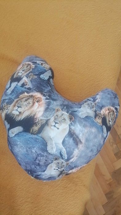 Оригинална мека възглавница (тип пуф)с красив принт на лъвчета .Много удобна става както за декорация,така и за сядане и облягане