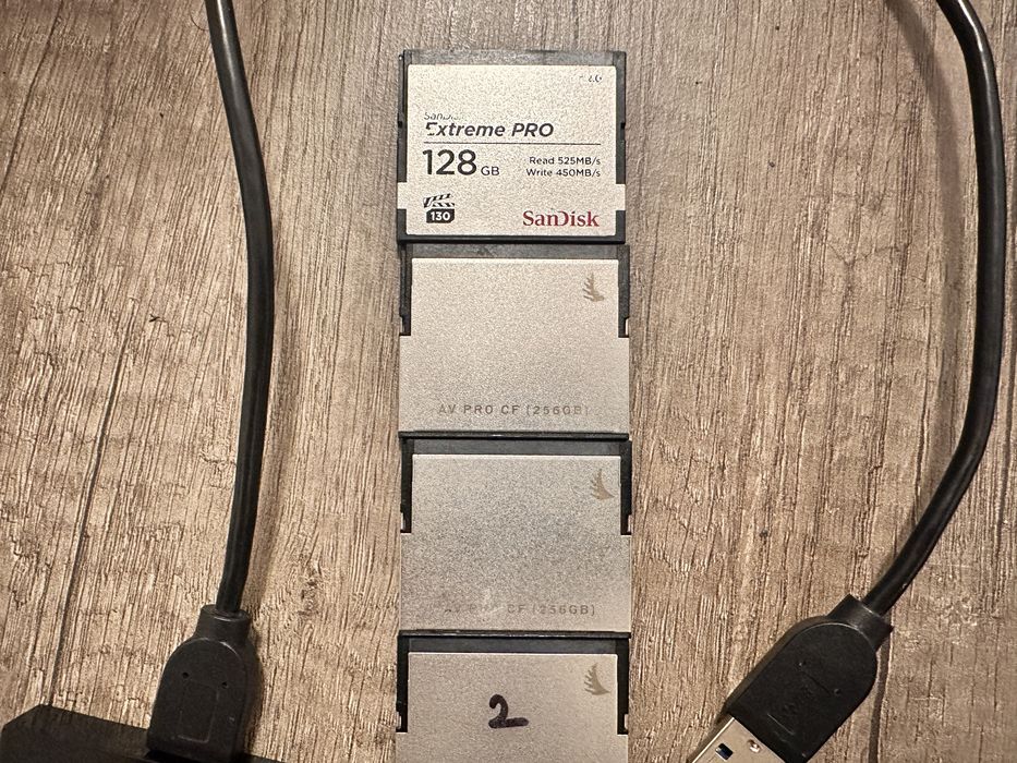 Carduri CFast + cititor de carduri SanDisk