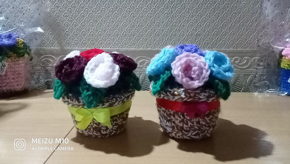 Продам вязаные цветы в горшочке