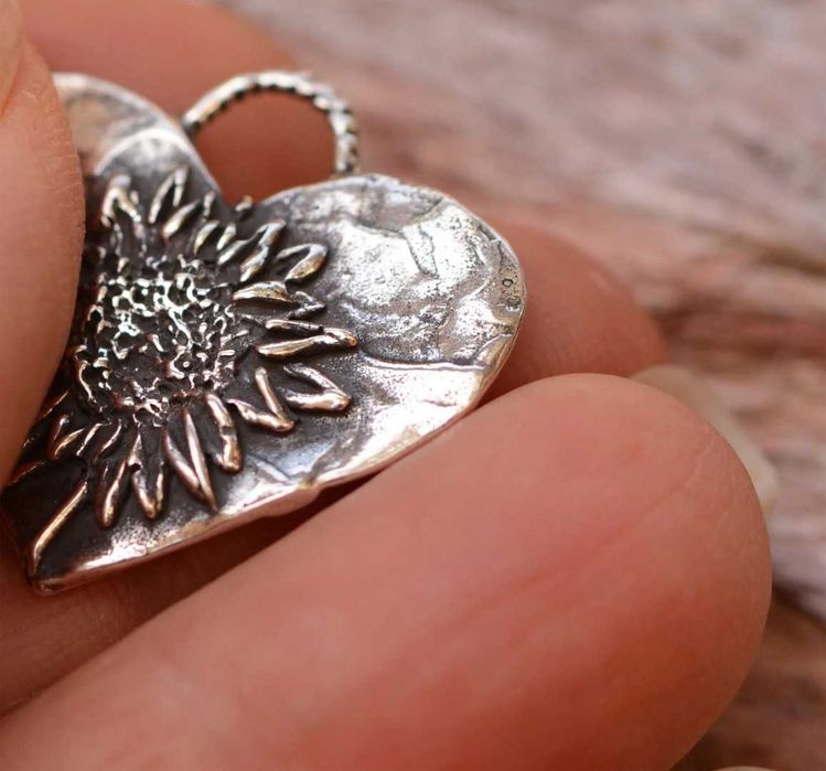 Сребърно бижу 925 – любовен медальон „Сърце с Слънчоглед“.