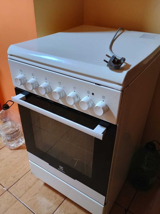 Vând aragaz Electrolux