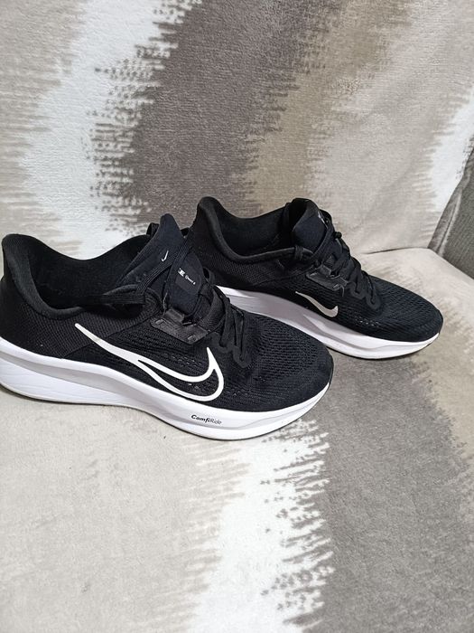 Adidasi Nike de plimbat
