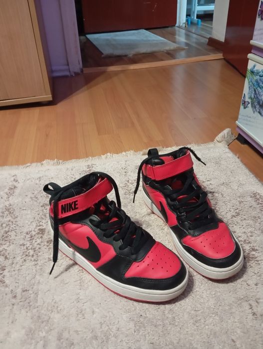 Adidași Nike înalți roșu și negru mărimea 38,5