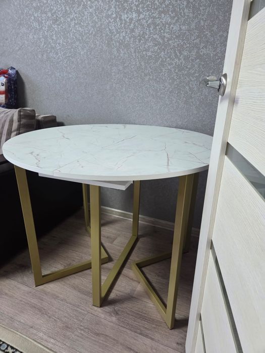 Кргулый стол-трансформер