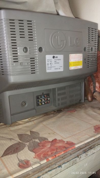 Два видеомагнитофона и два телевизора