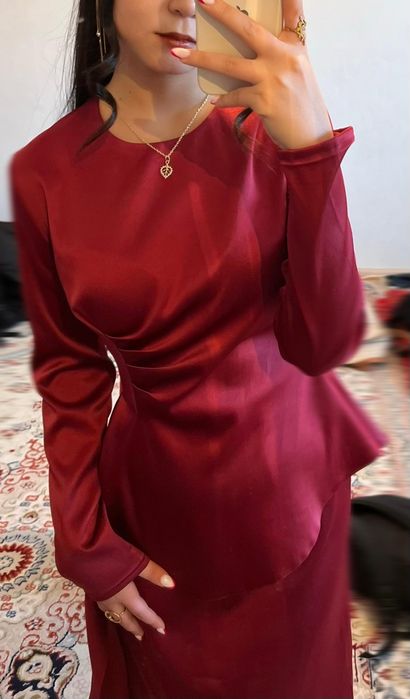 Бордовый платье.