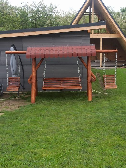 Leagăne și mese rustice din lemn masiv