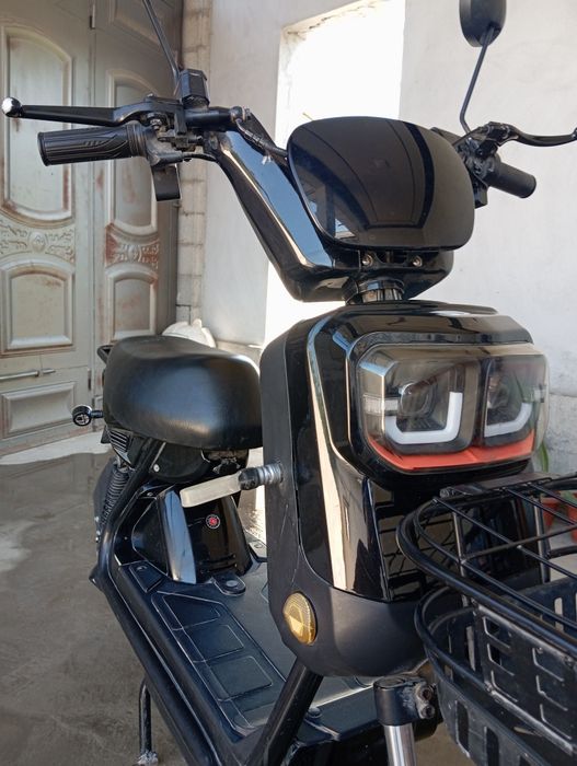 Qora rangli skuter