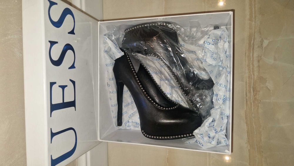 Елегантни обувки на ток GUESS
