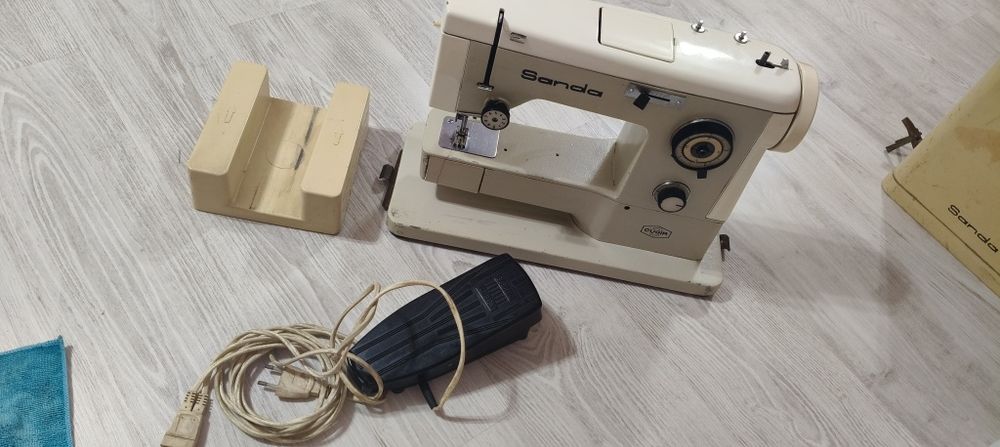 mașină de cusut  electrica Sanda Cugir.
Folosita pentru uz casnic

Preț 250 ron