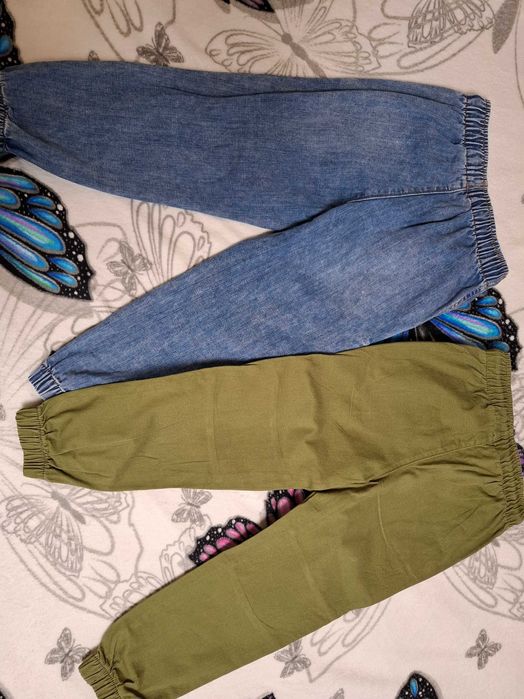 Pantaloni tip jogging