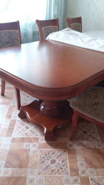 Стол со стульями