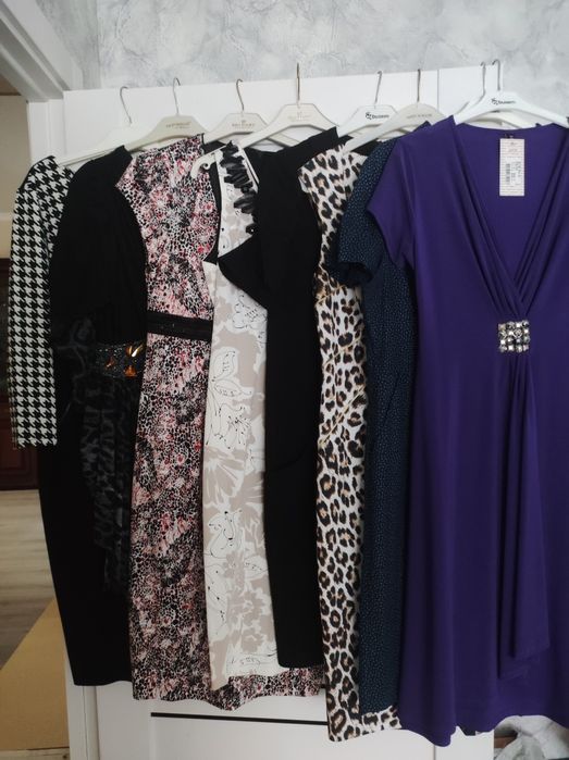 Платья в количестве 9 штук
