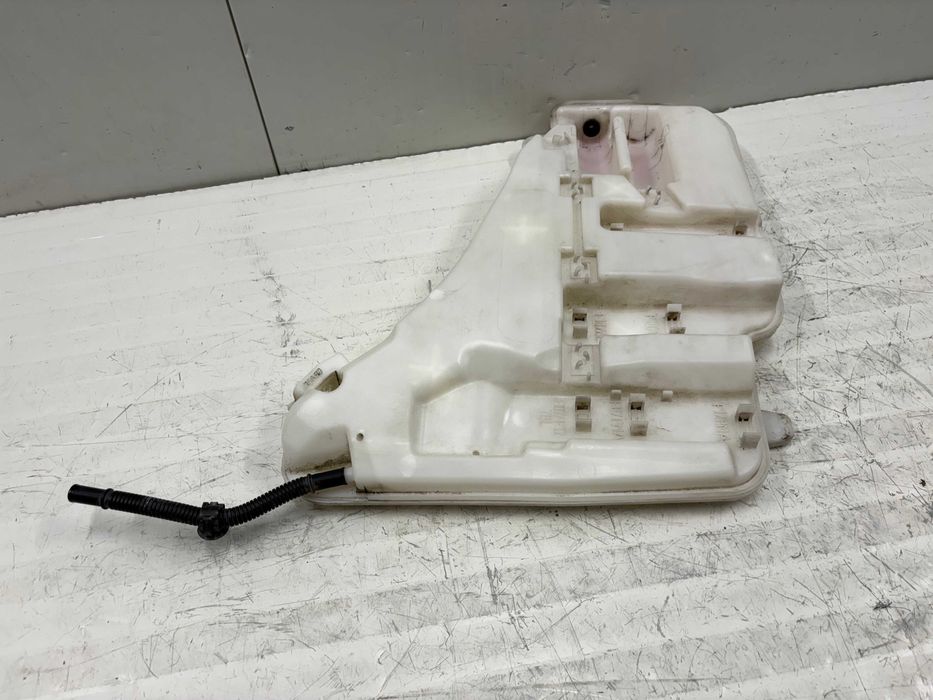 Казанче течност чистачки БМВ Ф07 Ф10 Ф11 Ф06 Ф12 Ф01 Ф02