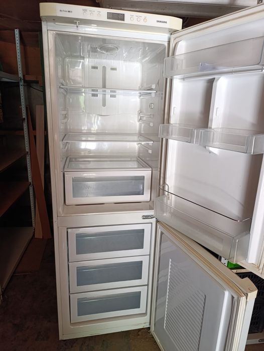 Холодильник Samsung