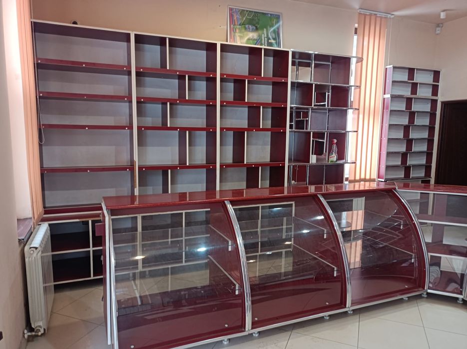 URGENT!Mobilier magazin - vitrinele din fata+ vitrină frigorifică 2 m