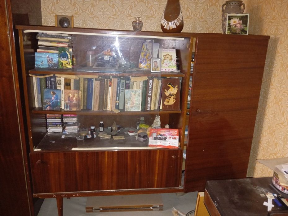 Продам сервант-книжный шкаф,цена 655 т .