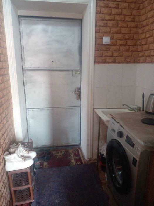 Уй сотилади узимни уйим ески общежитии  хаммаси ичида ванна туалет