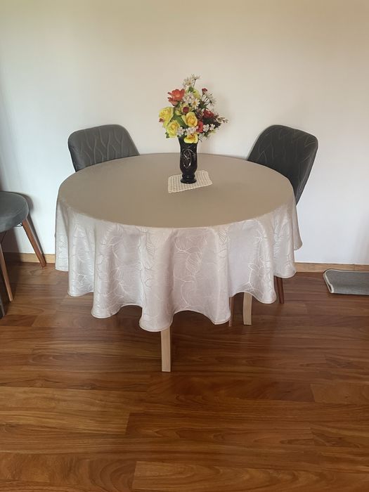 Masa cu scaune moderne usoare