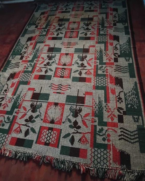 Covor frumos cu franjuri. 6 m². Lățime 2 m × lungime 3 m