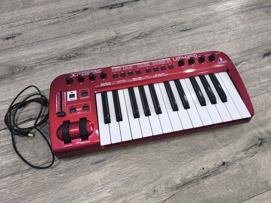 Миди клавиатура Behringer 25
