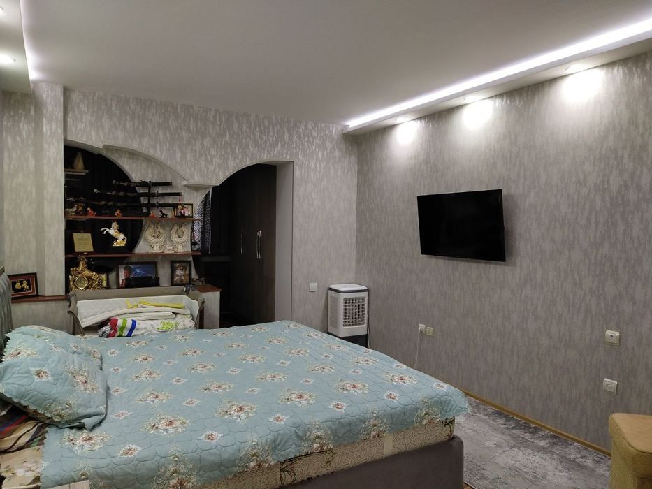 Продается своя квартира 3/3/5 Шота Руставели (парк Бобура)