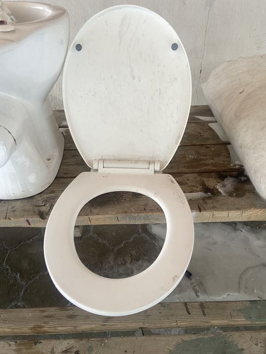 Продам унитаз почти новый в сборе