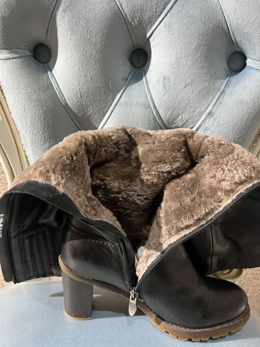 Продаются кожаные сапоги.