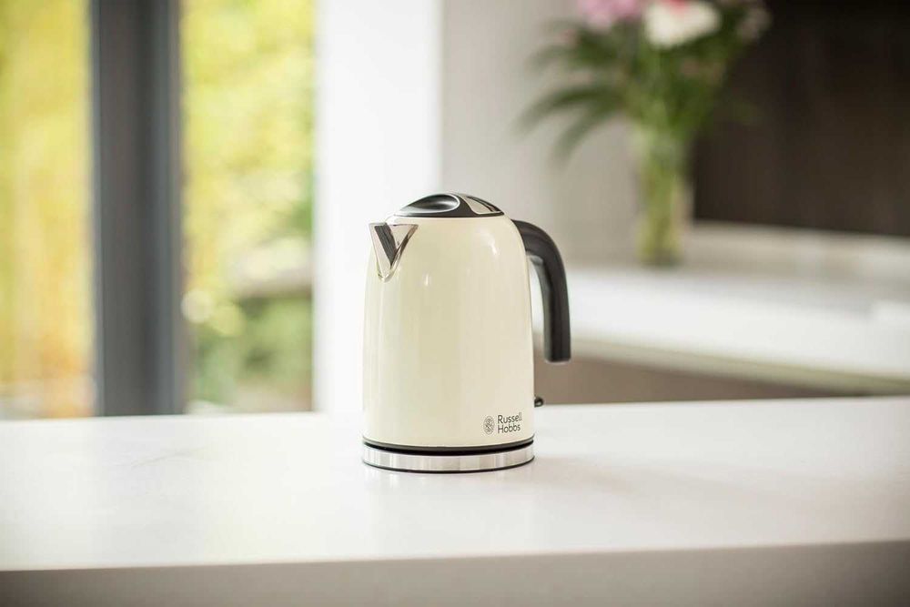 Електрическа кана Russell Hobbs 1.7л, 2400W, функция бързо затопляне