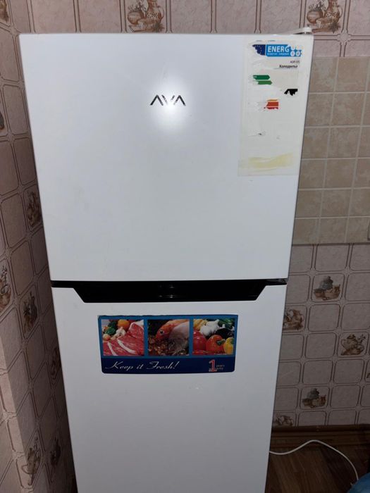 Продам небольшой холодильник AVA.