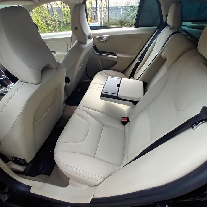 Vând Volvo v60, combi