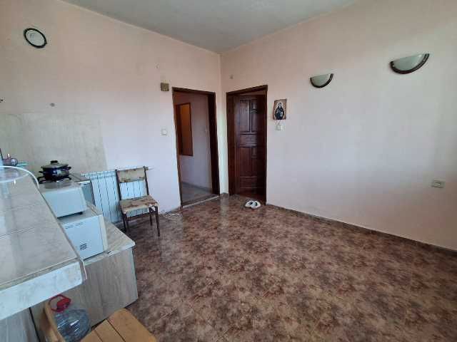 Продава се Тристаен апартамент в Търговище, Център - 85 кв.м за 642 €/кв.м - Снимка #2