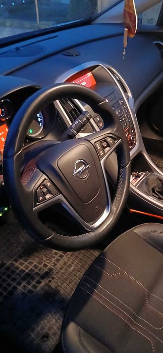 опел астра 1.4 бензин с турбо 2012г.,комби+газ