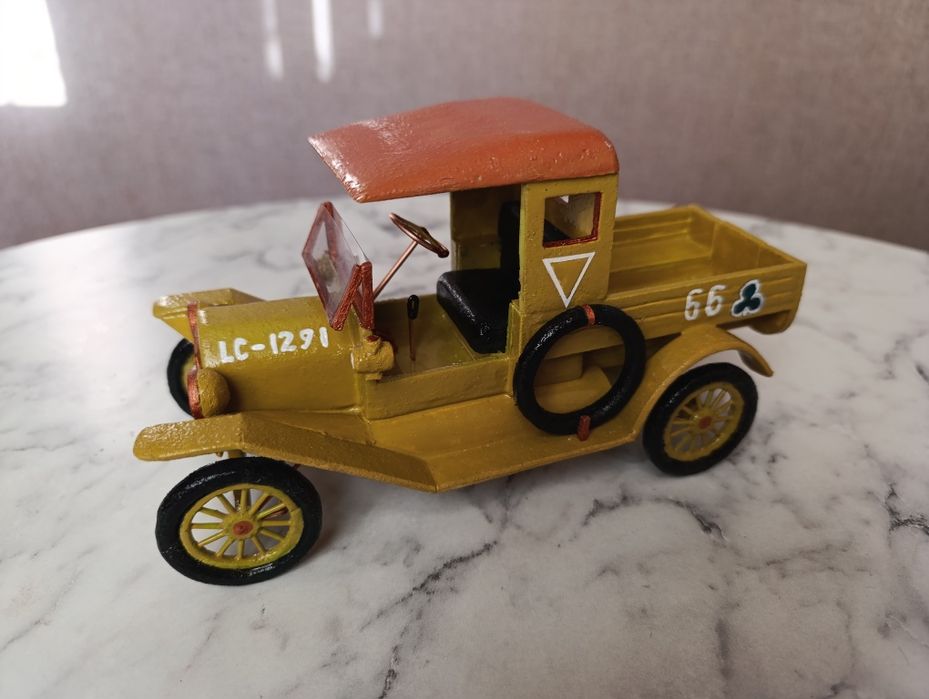 Модель военного грузовика.