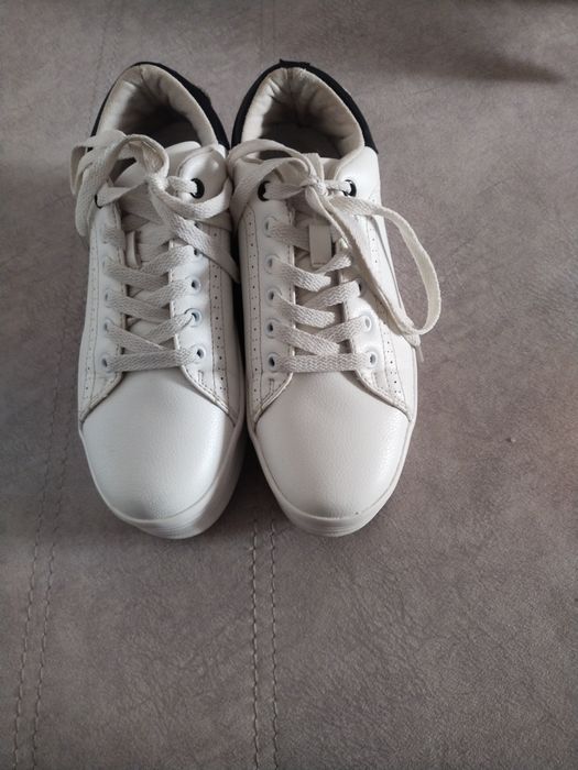 Продам женские кроссовки.