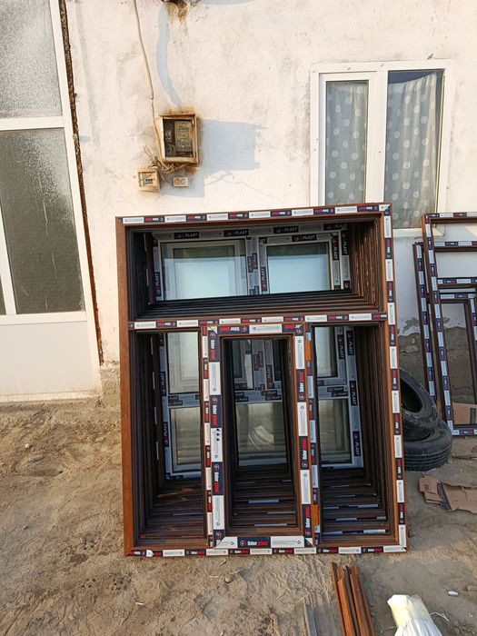 Akfa eshiklar va derazalar bor plast eshik va derazalar ham bor
