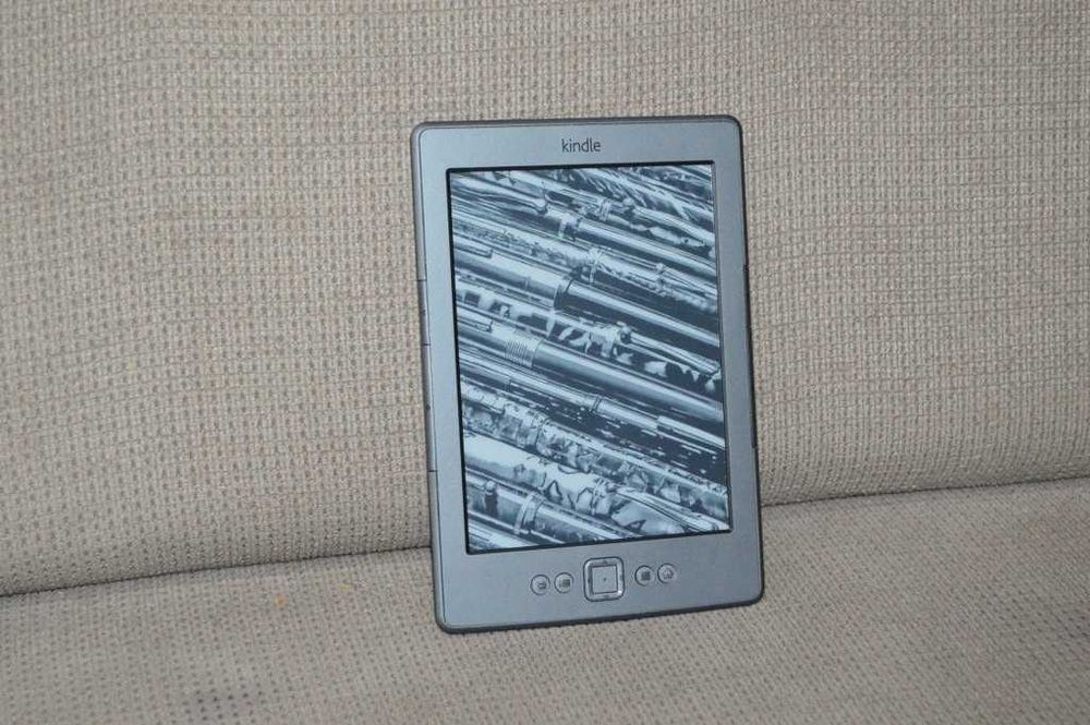 E-reader Amazon Kindle 4 (Silver / Grafit, Display 6" E-Ink, Wi-Fi, Micro-USB)