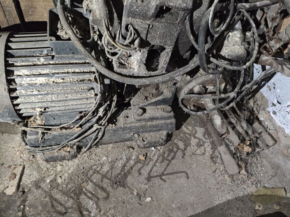 Двигатель с насосом и понижающий трансформатор