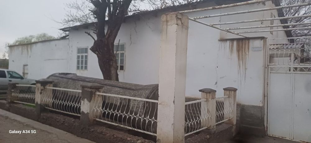 Sherobot tumanida 10sotixli hovli uy sotiladi.