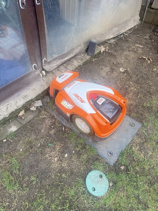 Robot tuns iarba iMOW