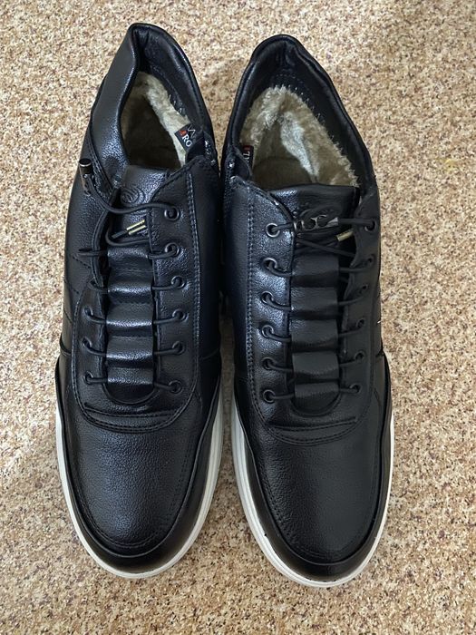 Срочно  мужские  кроссовки  продам .