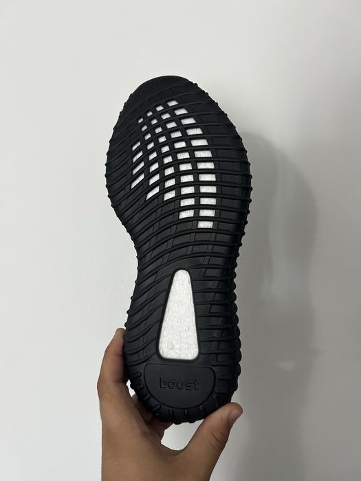 Yeezy 350 V2 Onyx marimea 42